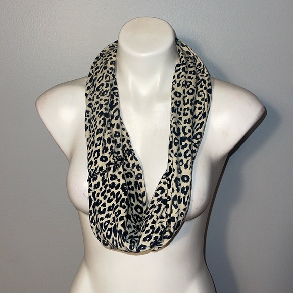 Accessories - Ladies leopard print looping/infinity scarf. One size.
